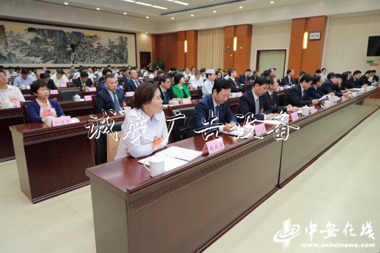 130分鐘，省人大代表十文化宣傳欄問(wèn)水污染防治法實(shí)施情況如何