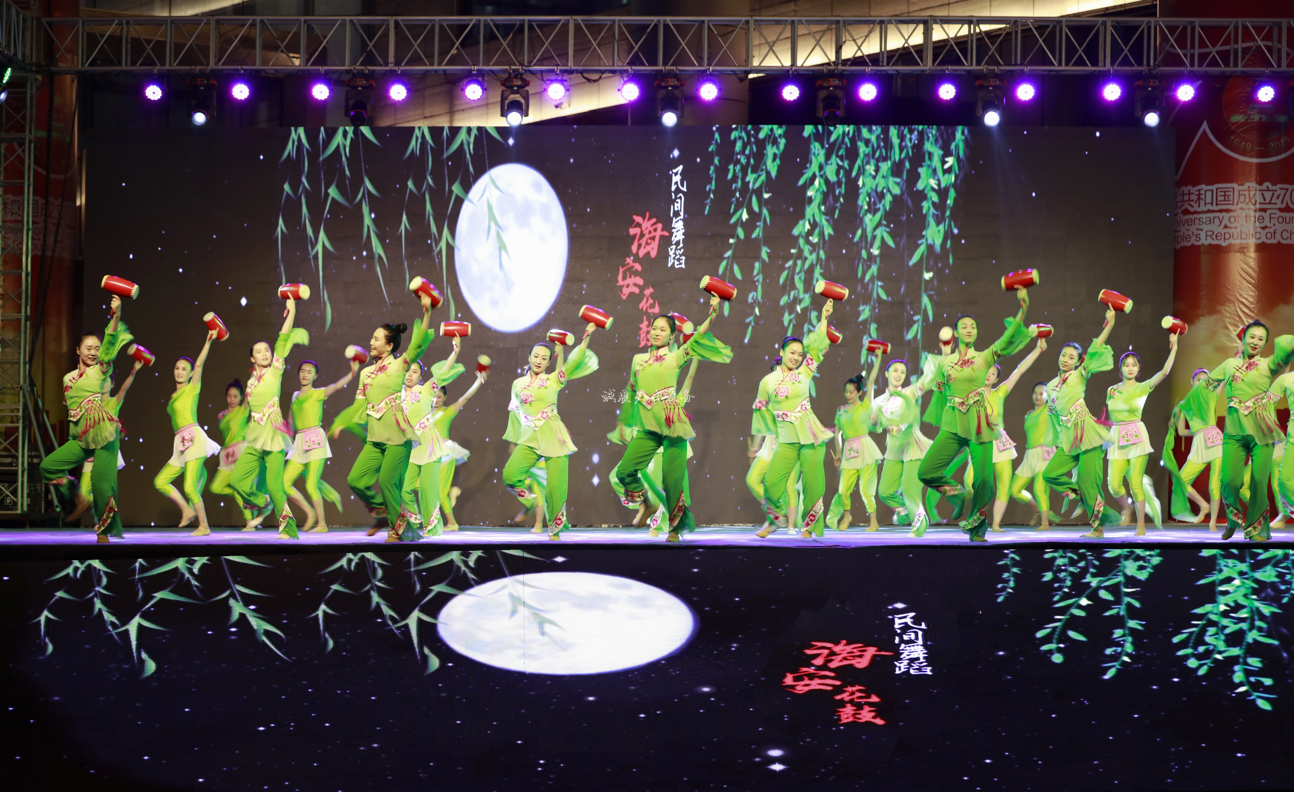 “我和我的祖國”全國社區(qū)宣傳欄廣場(chǎng)舞展演走進(jìn)江蘇海安