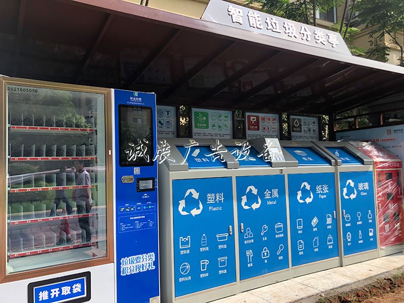智能垃圾分類亭入駐龍游5個(gè)小區(qū)戶外廣告燈箱，預(yù)計(jì)7月底投入使用，正確扔垃圾能領(lǐng)獎(jiǎng)品