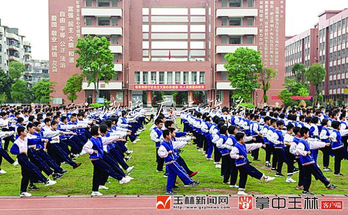 玉林市推進(jìn)中小學(xué)校國分類垃圾亭防教育，筑起堅(jiān)不可摧的