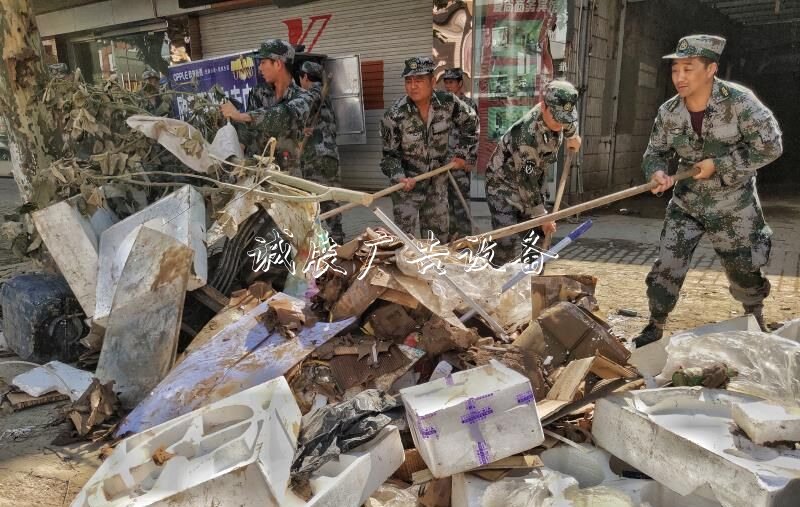 8月12日，來自臺州各地的民兵在臨海各條路上清理災(zāi)后垃圾。當天，臨海市城區(qū)內(nèi)澇已基本解除，古城、大洋等部分積水地區(qū)正在抽排。醫(yī)療、電力、交通、供水、通信等部門及武警、民兵、志愿者等和社會各界投入大量人力物力展開全方位搶修，多數(shù)已得到恢復(fù)；市民們也積極投入到家園的清洗和整理，逐漸回到正常的生活。孫金標 攝