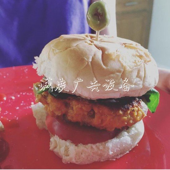 變廢為寶！美女子垃路燈燈箱圾箱里“回收”原料做飯