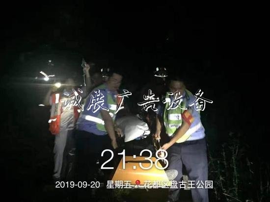 楊紹偉、鐘景威和醫(yī)護人員一起將暈倒男子抬下山