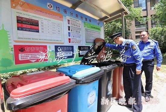 圖說：居民小區(qū)沒有在垃圾箱房設(shè)置四分類桶，被責(zé)令改正 新民晚報記者 周馨 攝（下同）