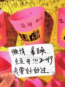 圖說(shuō)成都：社區(qū)驚現(xiàn)超太陽(yáng)能垃圾桶大“垃圾箱” 專收負(fù)能量
