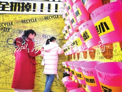 圖說(shuō)成都：社區(qū)驚現(xiàn)超太陽(yáng)能垃圾桶大“垃圾箱” 專收負(fù)能量
