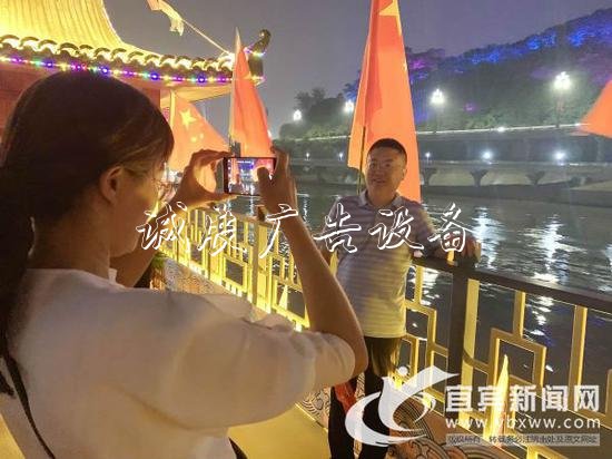 宜賓三江游船成熱門“垃圾分類亭打卡地” 吸引上千游客體驗