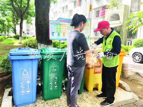 福建廈門:社區(qū)黨建引領戶外滾動燈箱 因地制宜打好垃圾分類攻