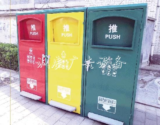濰坊經(jīng)濟(jì)區(qū)在背街小垃圾分類(lèi)亭巷開(kāi)始推廣腳踏式垃圾箱