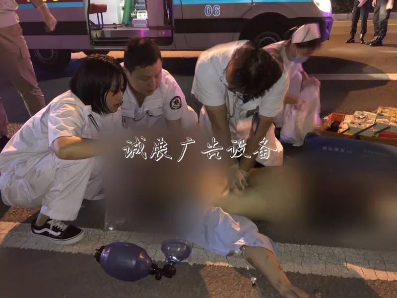 撞上路牌鐵柱子，出租垃圾箱車突然起火！的哥傷重不