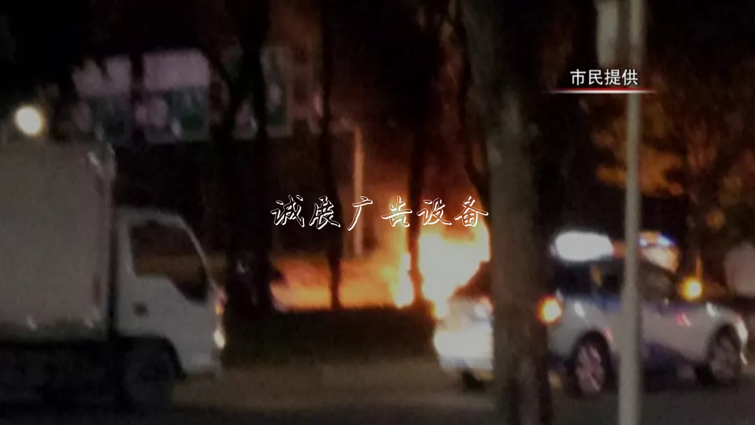 撞上路牌鐵柱子，出租垃圾箱車突然起火！的哥傷重不