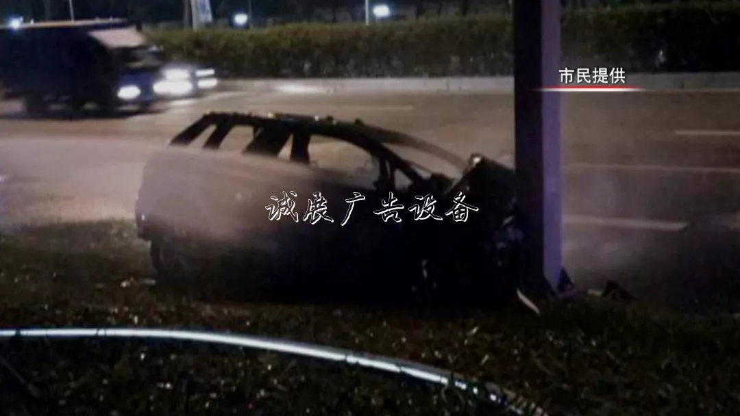 撞上路牌鐵柱子，出租垃圾箱車突然起火！的哥傷重不