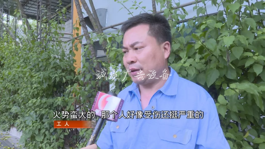 撞上路牌鐵柱子，出租垃圾箱車突然起火！的哥傷重不