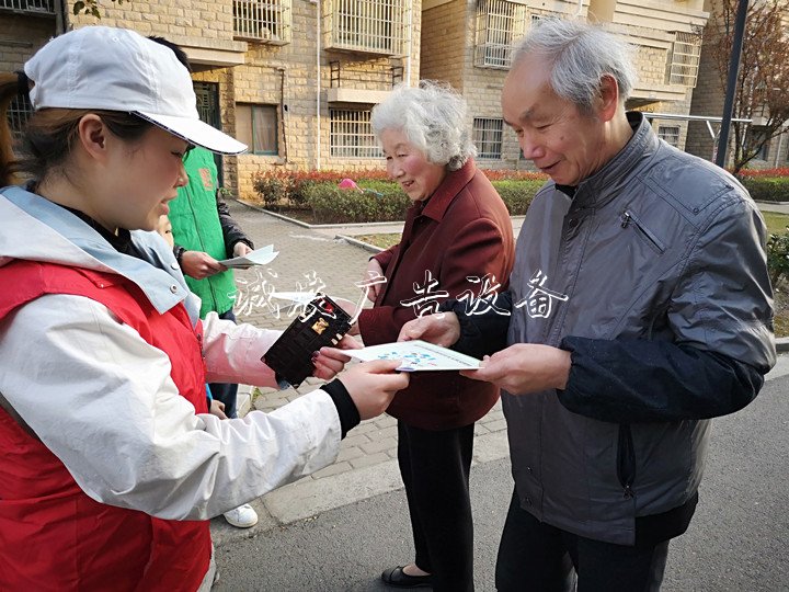 點(diǎn)贊！全家出動(dòng)督導(dǎo)宣戶外滾動(dòng)燈箱傳垃圾分類 美化第二故鄉(xiāng)