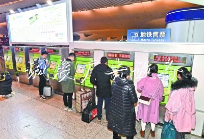 新增的8臺(tái)自動(dòng)售票機(jī)投入使用記者李永剛 攝