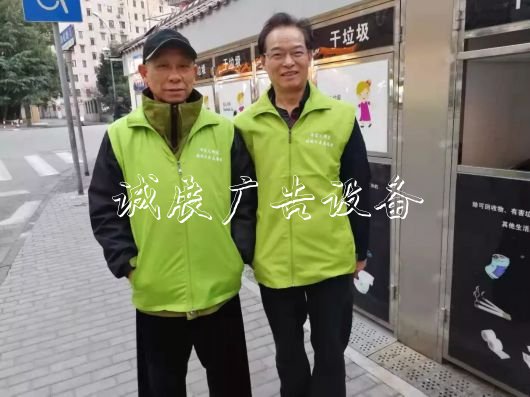 穿上“綠馬甲”徐匯戶(hù)外廣告燈箱這位老黨員專(zhuān)盯垃圾桶
