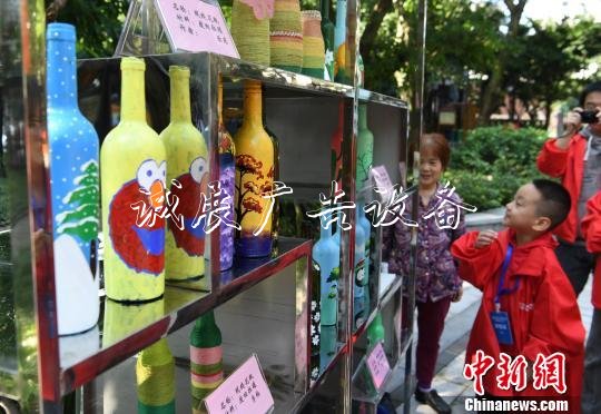 圖為市民參觀利用廢棄物品制作的各種擺件。　陳超 攝