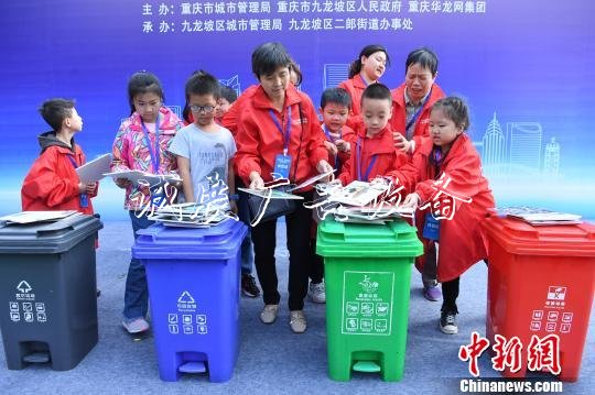 圖為小朋友進(jìn)行垃圾分類游戲互動?！￡惓?攝