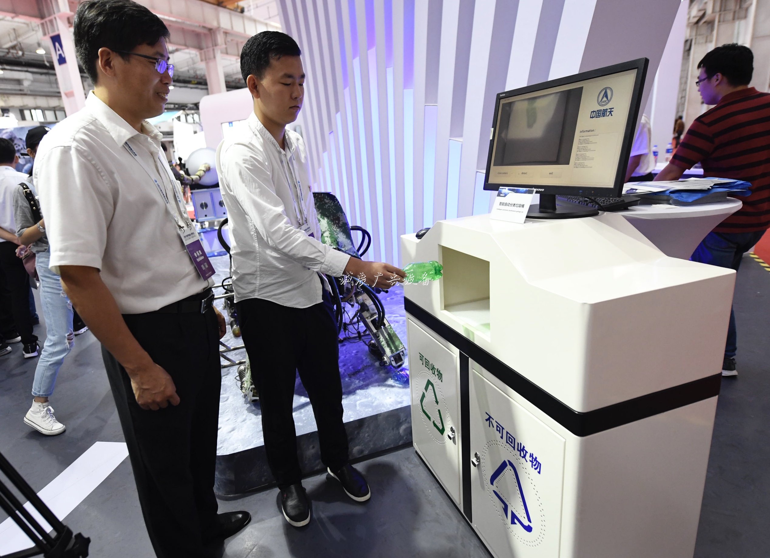 自動(dòng)分類垃圾桶亮相機(jī)太陽能垃圾桶器人大會(huì) 0.2秒識(shí)別出垃圾