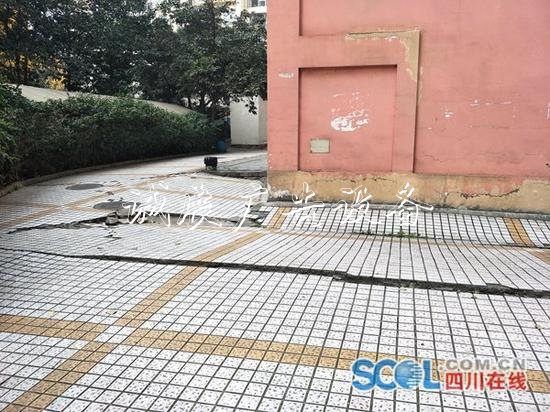 成都青羊區(qū)金沙歲月戶外滾動(dòng)燈箱小區(qū)地基沉降？記者調(diào)查