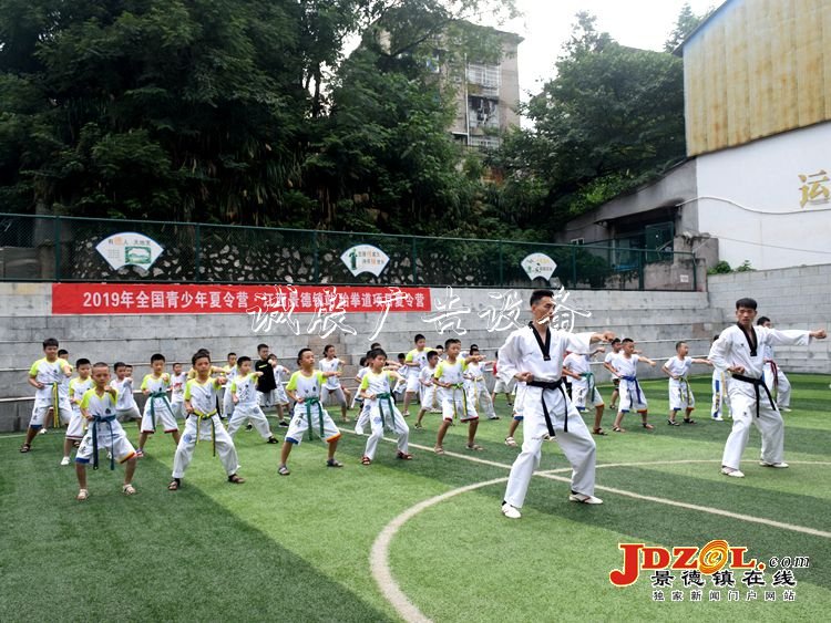 景德鎮(zhèn)市“體育惠民滾動(dòng)燈箱進(jìn)校園”活動(dòng)蓬勃開(kāi)展