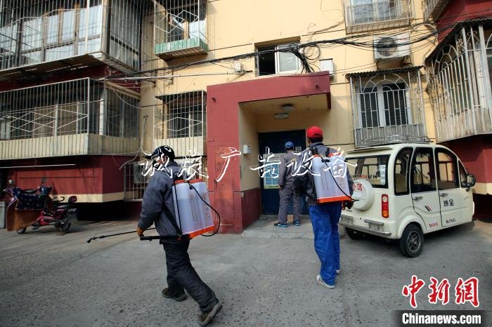 在北京通州玉橋南里南社區(qū)，清潔人員身背噴灑包，對社區(qū)內的設施、犄角旮旯進行噴灑?！≈行律缬浾?盛佳鵬 攝