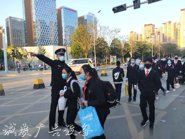 【治庸·鐵軍】“后浪路牌”返校，社區(qū)民警助學(xué)忙