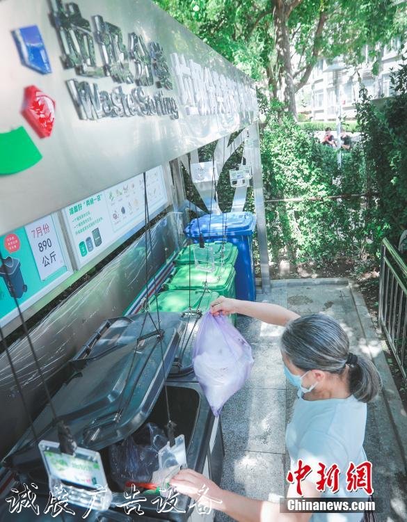 北京社區(qū)垃圾桶站增設垃圾分類亭滑輪拉手實現(xiàn)無接觸投放