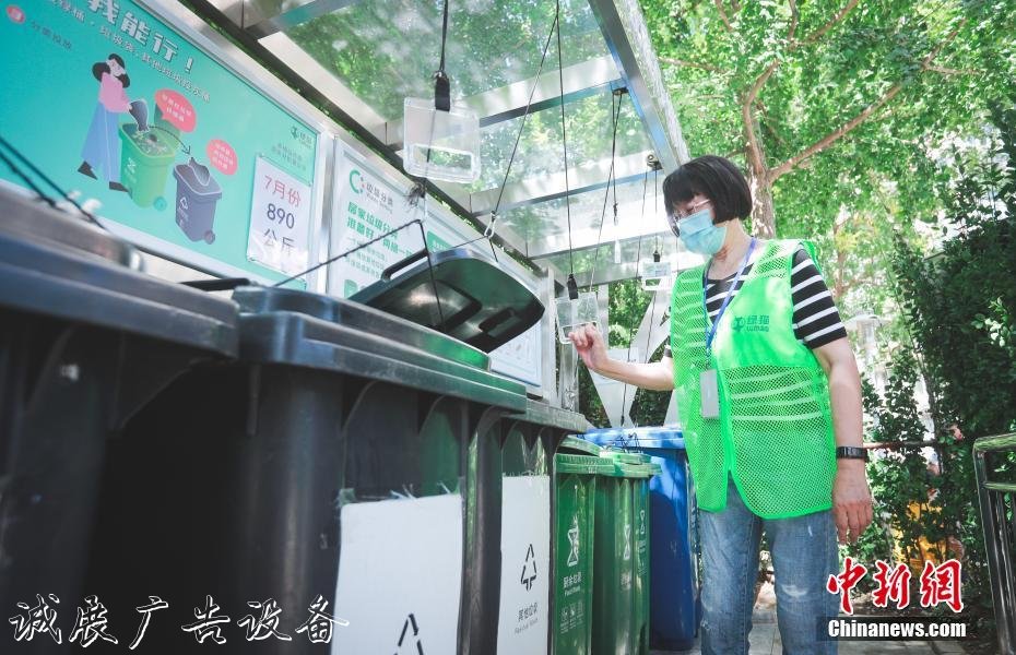 北京社區(qū)垃圾桶站增設垃圾分類亭滑輪拉手實現(xiàn)無接觸投放